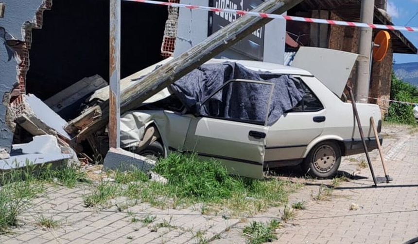 Denizli'de duvara çarpan otomobildeki yaşlı çift öldü