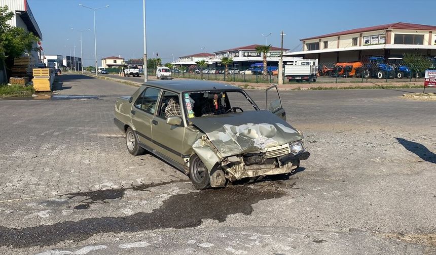 İki otomobilin çarpıştığı kazada 3 kişi hastanelik!