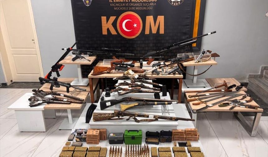 Uşak'ta bir ev ve iş yerinde 8 tabanca, 17 tüfek ele geçirildi