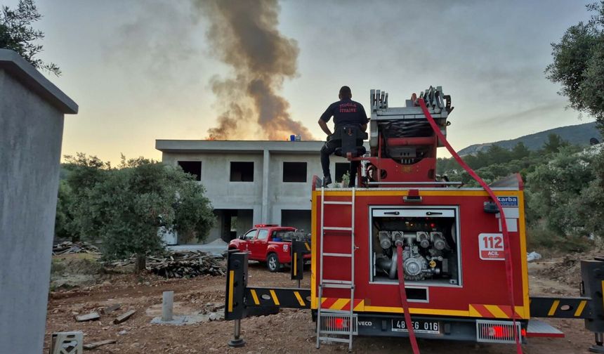 İnşaat halindeki binada çıkan yangında çatı ile su deposu zarar gördü