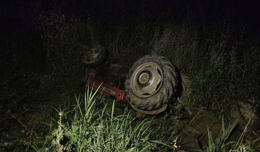 Manisa'da hafif ticari araç traktöre çarptı; 4 yaralı
