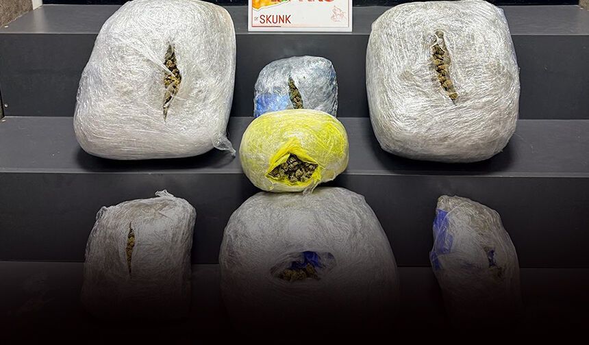 İzmir'de durdurulan araçta 15 kilo skunk bulundu: 3 kişi tutuklandı!