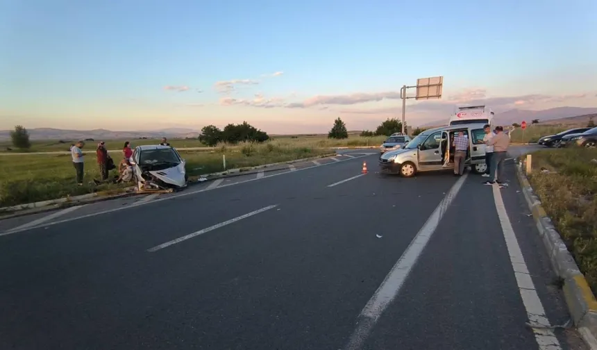 Kavşakta feci kaza: 8 kişi yaralandı!