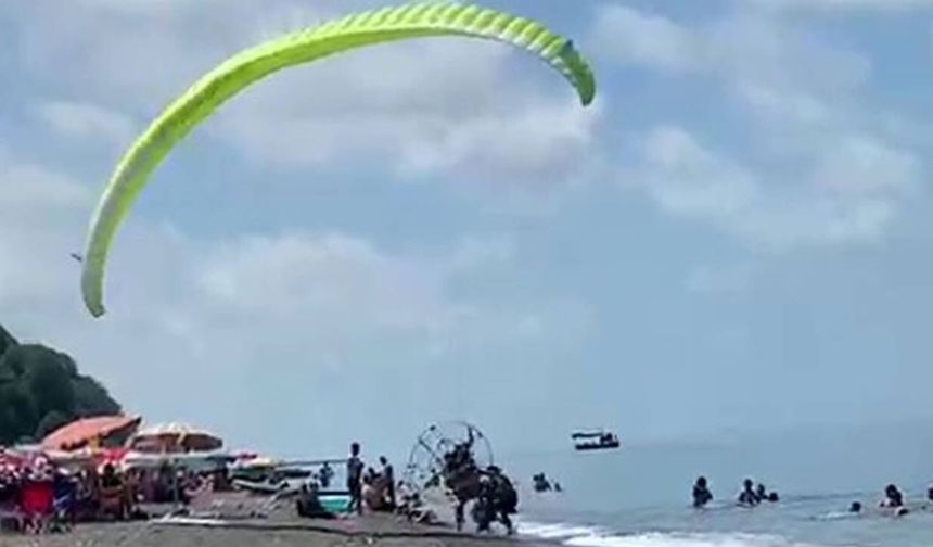 Motorlu paraşüt plajdaki kalabalığa daldı: 3 kişi yaralı