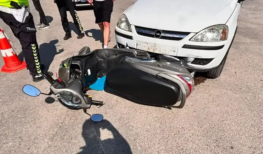 Otomobille çarpışan motosikletteki 2 kişi hastanelik!