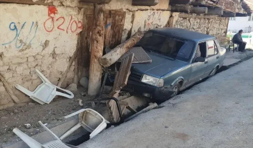 Bankta otururken otomobil çarpmıştı: Yaşam savaşını kaybetti!
