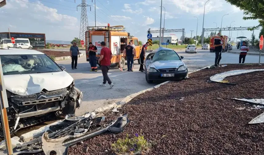 Kütahya'da çarpışan otomobillerin sürücüleri yaralandı