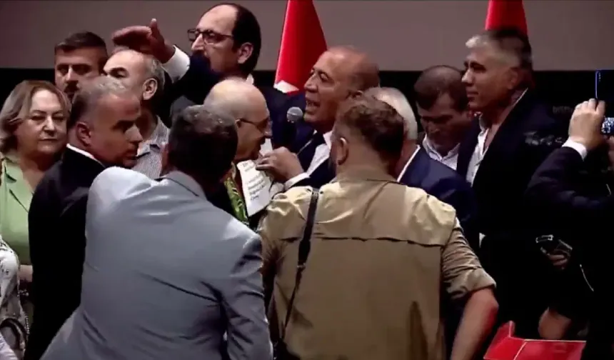 Kılıçdaroğlu rozet takarken görevlileri fırçaladı