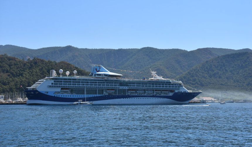 Lüks kruvaziyer ile Marmaris'e 649 turistle geldi