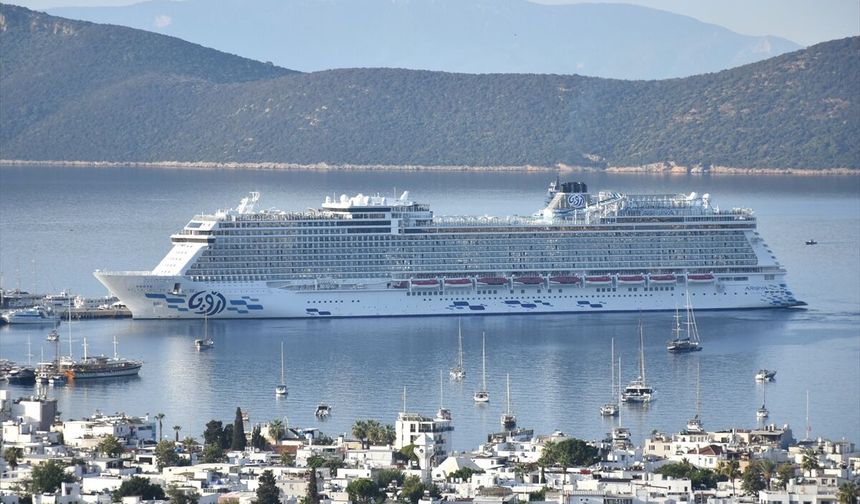 Bodrum'a iki kruvaziyerle 2 bin 988 turist geldi