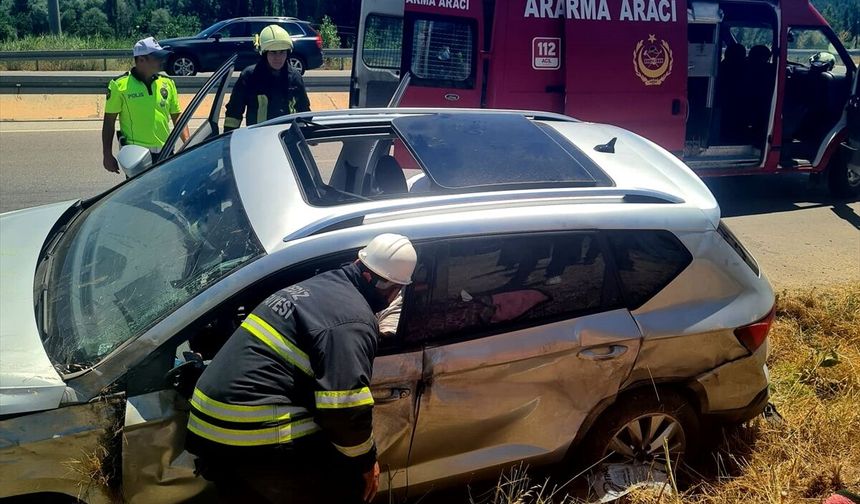 Gediz'de şarampoldeki toprak yığınına çarpan otomobildeki 2 kişi yaralandı