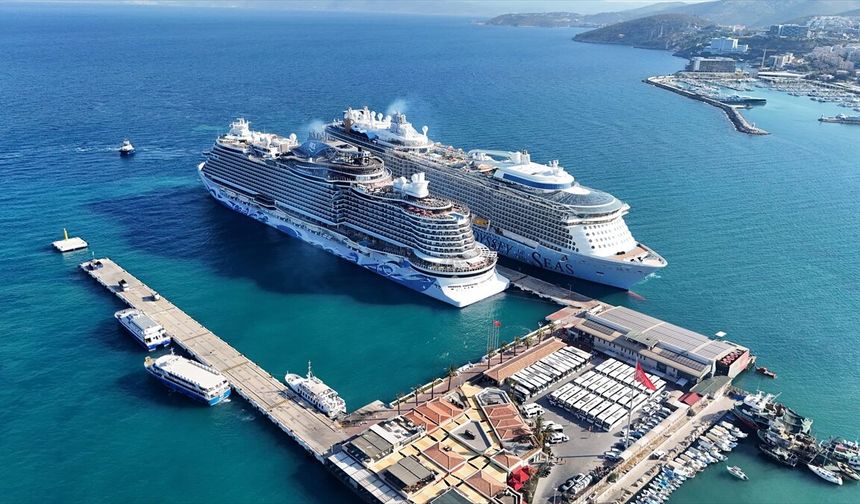 Kuşadası'na 2 kruvaziyerle 9 bin 150 turist geldi