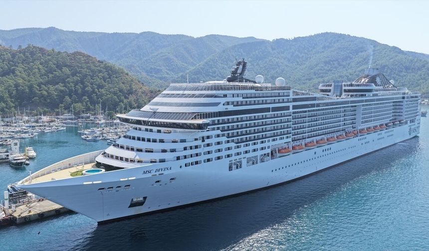 Dev kruvaziyer Marmaris'e demir attı: 4 bin 249 turist geldi