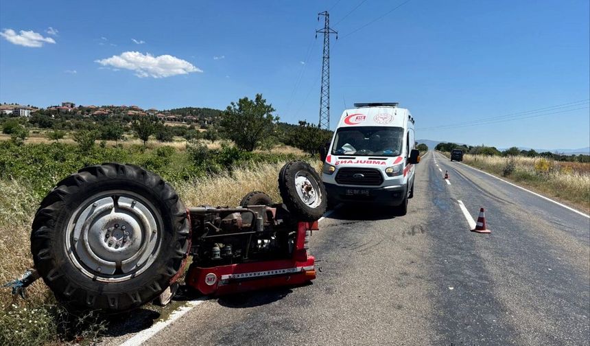 Kamyonun çarptığı traktör devrildi: Sürücü yaralandı!
