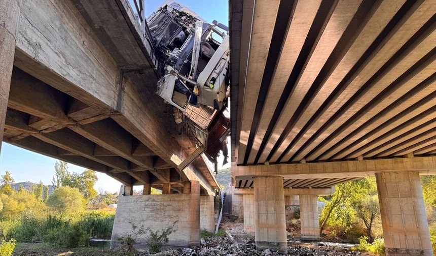 Köprüde devrilen TIR nehre düştü: Sürücü hayatını kaybetti!