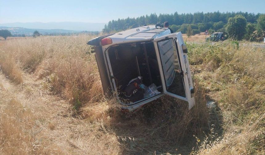 Uşak'ta otomobil şarampole devrildi: 3 kişi yaralandı