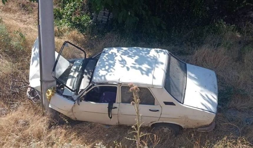 Uşak'ta şarampole düşen otomobildeki 4 kişi yaralandı