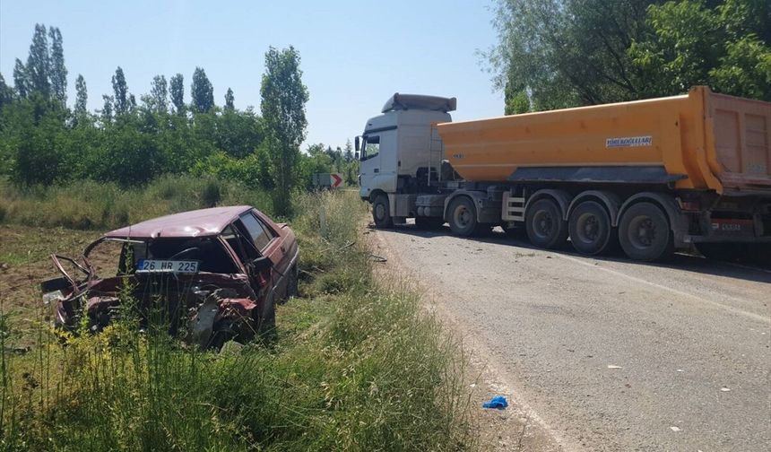 Uşak'ta feci kaza: Tırla çarpışan otomobilin sürücüsü öldü!