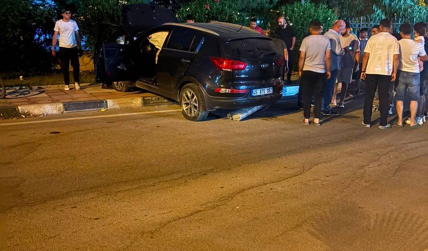 Manisa'da kavşakta kaza: 4 kişi hastanelik!