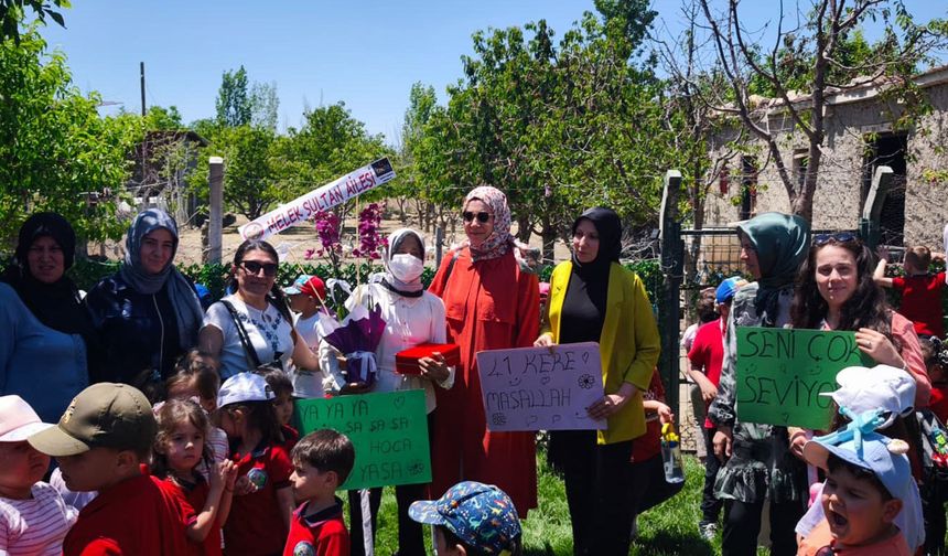 Minik öğrencilerden öğretmenlerine moral ziyareti