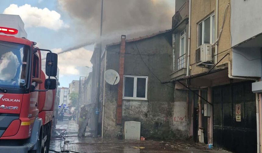 Yangında 3 ev kullanılamaz hale geldi: Şüpheli gözaltında