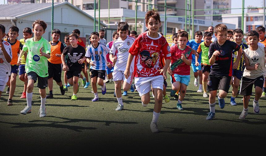 Bucalı minikler yeşil sahada yeteneklerini keşfediyor!