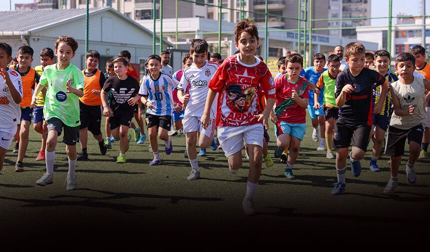Buca’da çocukların yaz tatili futbolla renkleniyor