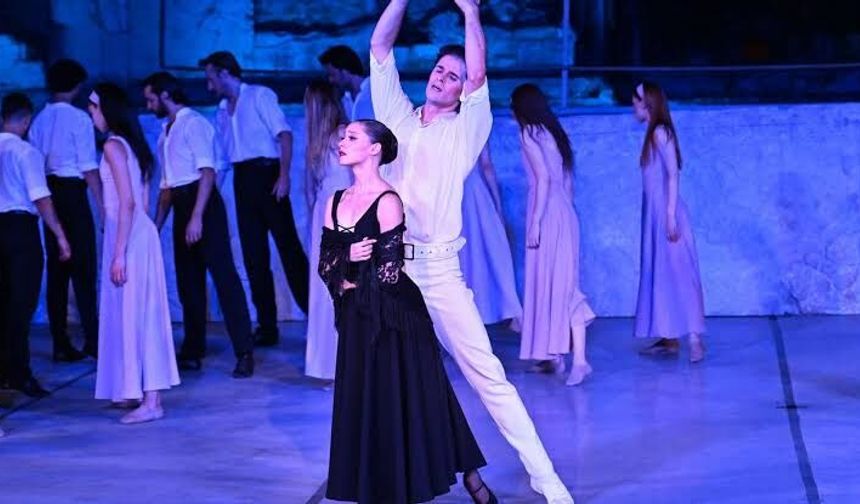 Efes Antik Tiyatro'da 'Zorba' sahnelendi