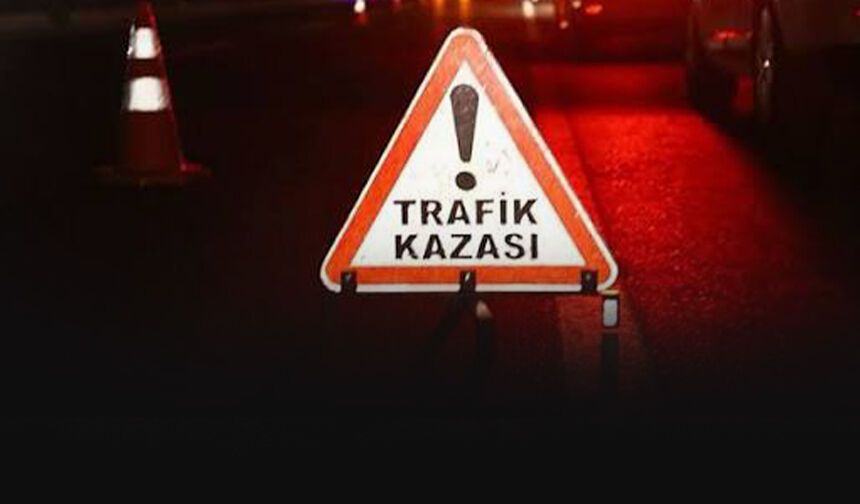 İki hafif ticari araç çarpıştı: Aynı aileden 3 kişi yaralandı!