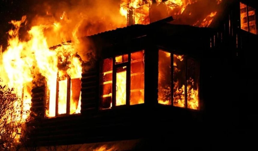 Manisa'da arazide başlayan yangın eve sıçradı!