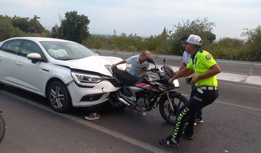 Otomobille motosiklet çarpıştı: Yaşlı adam kaza kurbanı!