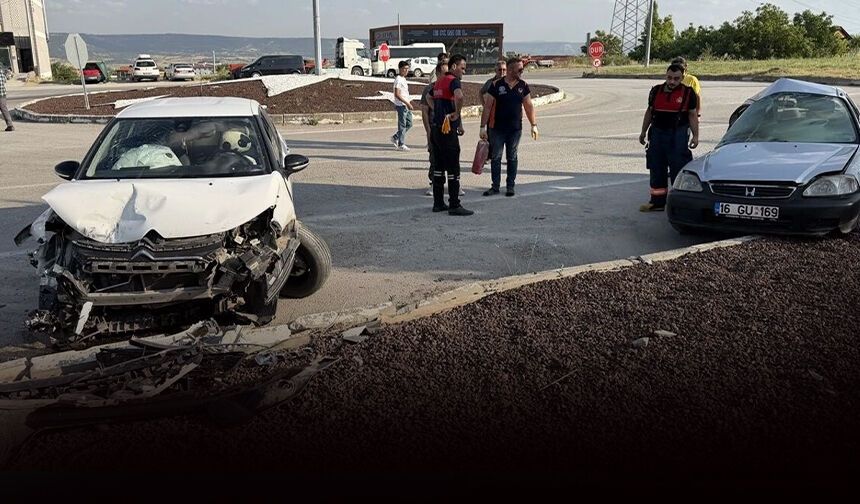 Kütahya'da otomobiller çarpıştı: 2 kişi hastanelik!