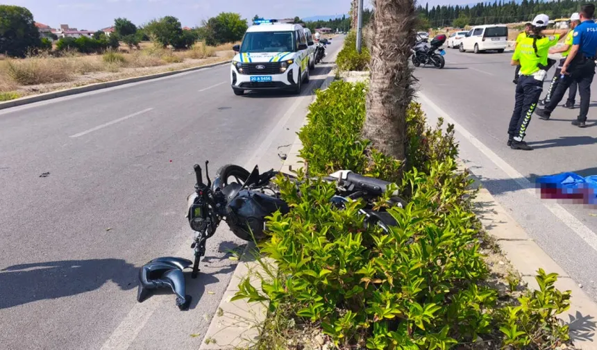 Refüjdeki ağaca çarpmıştı: Motosiklet sürücüsü kurtarılamadı!