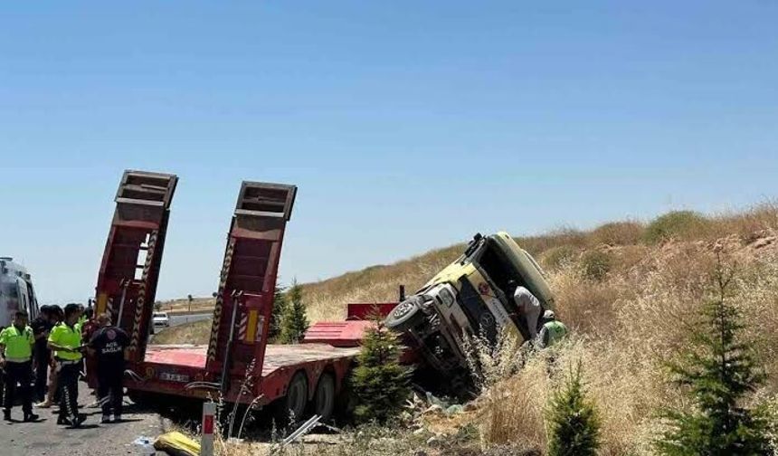 Uşak'ta tır şarampole devrildi: 3 kişi yaralandı