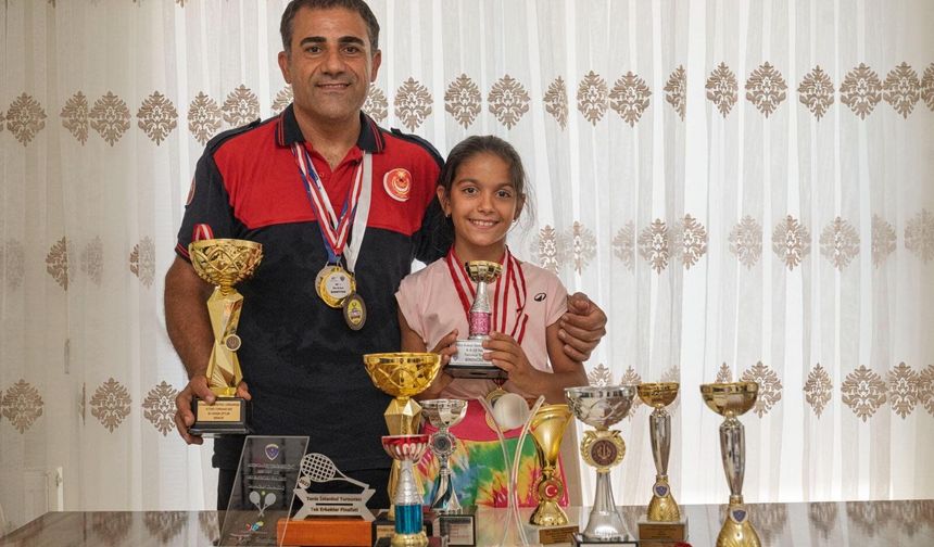 Hayat kurtaran baba, kızını kortlarda şampiyonluğa hazırlıyor