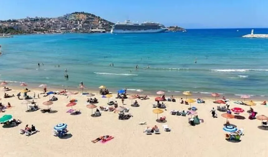 Sıcaktan bunalanlar akın etti: Kuşadası sahillerinde yoğunluk!