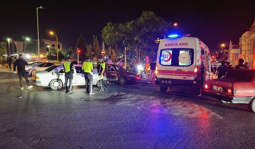 Kütahya'da kavşakta feci kaza: İki kişi hastanelik!