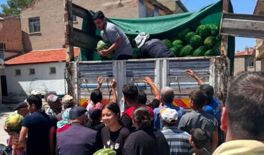 Afyonkarahisar'da hayırsever iş insanı 35 ton karpuz dağıttı!