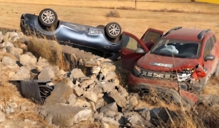 İki otomobil çarpıştı: 2 ölü, 4 yaralı!