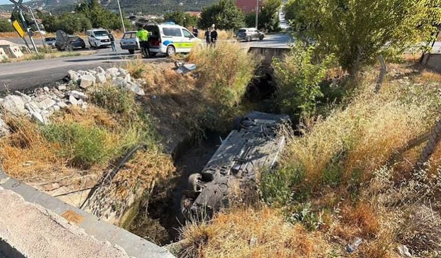 Kanala devrilen otomobilin sürücüsü yaralandı