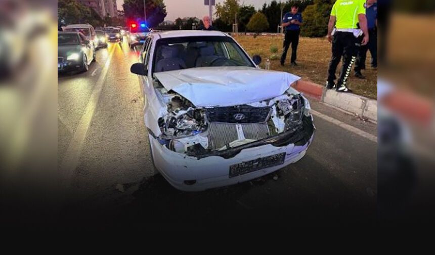 Kırmızı ışıkta bekleyen araca arkadan çarptı... 3 kişi yaralandı