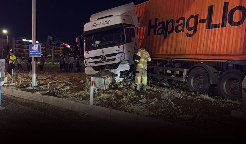Kontrolden çıkan TIR, refüje çıktı: Sürücü hastanelik!