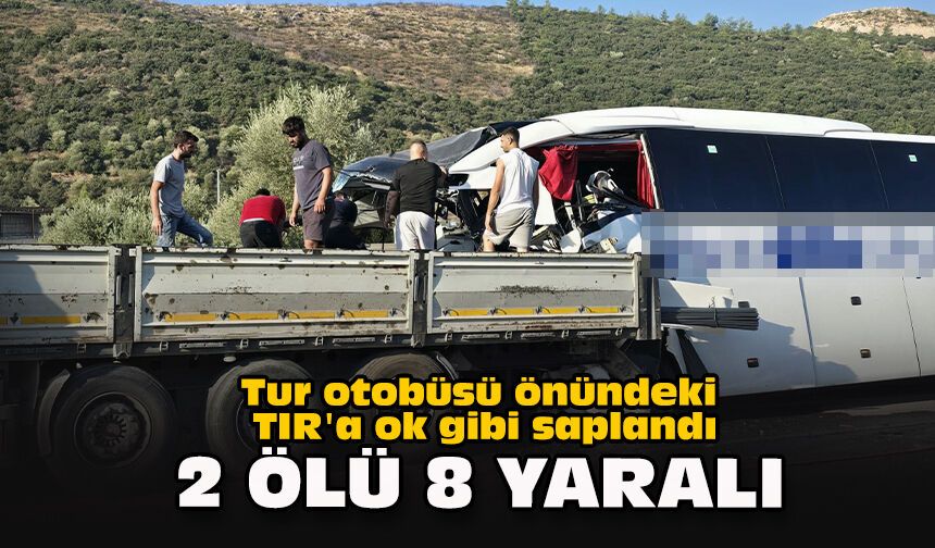 Tur otobüsü önündeki TIR'a ok gibi saplandı: 2 ölü, 8 yaralı