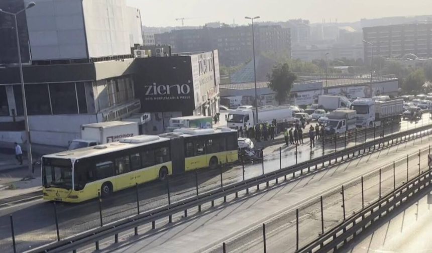 Otomobil İETT otobüsüne çarptı: 3 kişi hayatını kaybetti