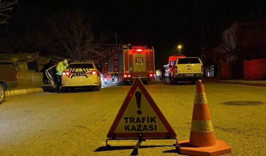 Uşak'ta feci kaza: Genç sürücü kurtarılamadı!
