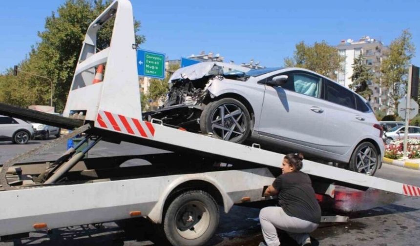 Aydın'da 3 kişinin yaralandığı zincirleme kaza araç kamerasında