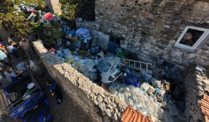 Datça'da bir evden yaklaşık 5 ton atık çıkarıldı