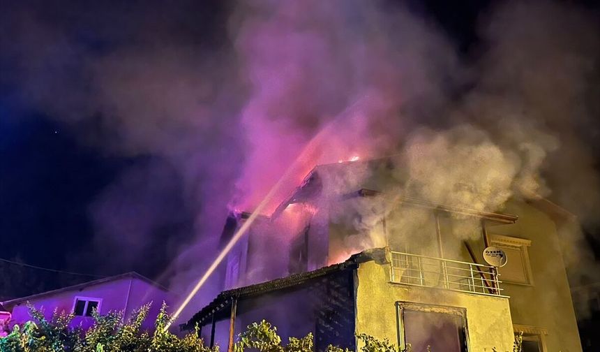 Banaz'da yangın nedeniyle bir ev kullanılamaz hale geldi