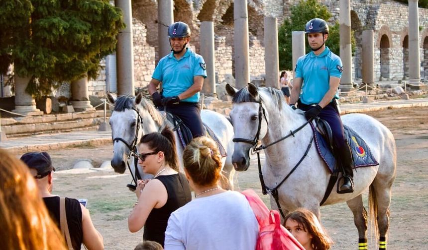 İzmir'de atlı jandarma birlikleri 12 ilçede görev yapıyor