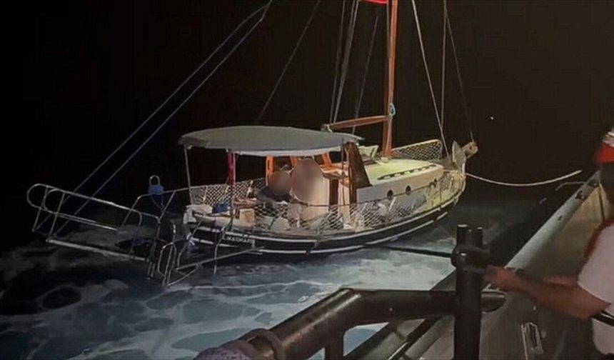 Muğla açıklarında arızalanan yelkenli teknedeki 2 kişi kurtarıldı